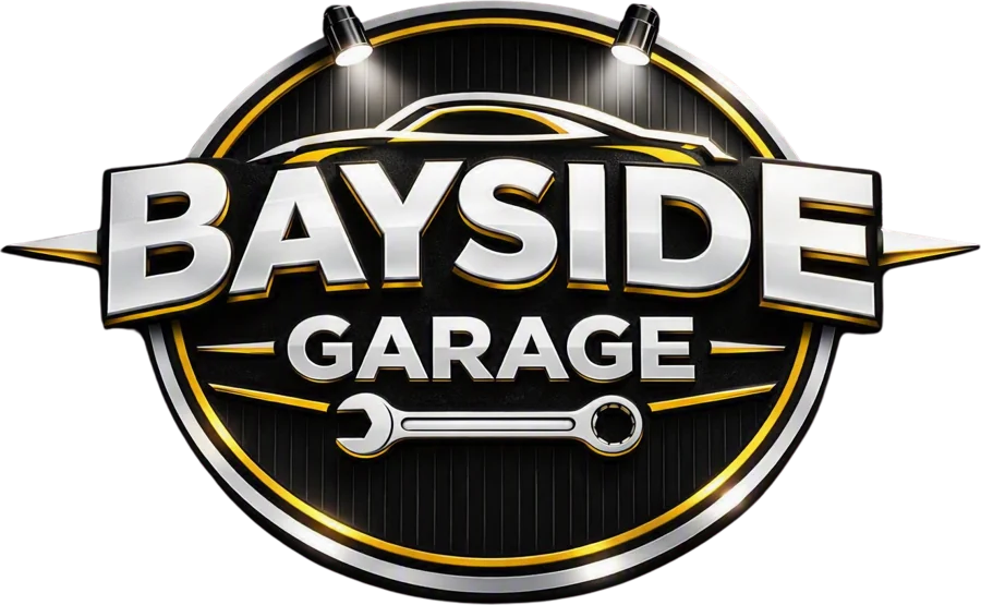Logo Bayside Garage : le nom en lettres blanches et jaunes dans un cercle noir, avec une clé et la silhouette d'une voiture